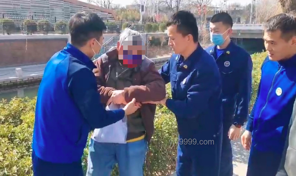 重庆学生被大爷手铐铐住事件：公民权利与私力救济边界